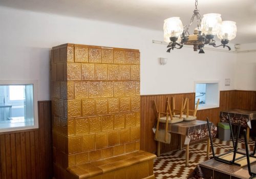 Ebédlő cserépkályhával